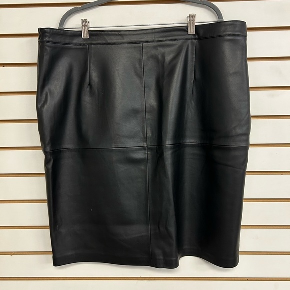MNG Faux Leather Skirt Side Slit & Zipper Lined Black‎ EUC Size 20 Plus Size - Picture 4 of 8